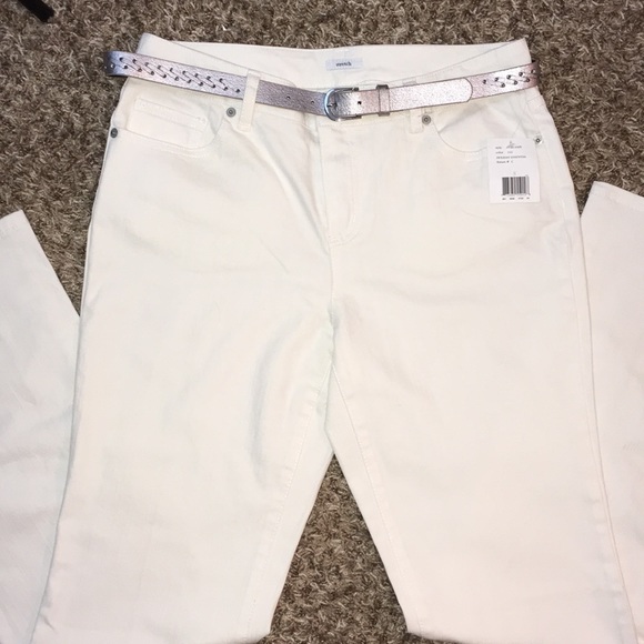 NWT Liz & Co. white Stretch jeans w/ silver belt 8 - Picture 2 of 4